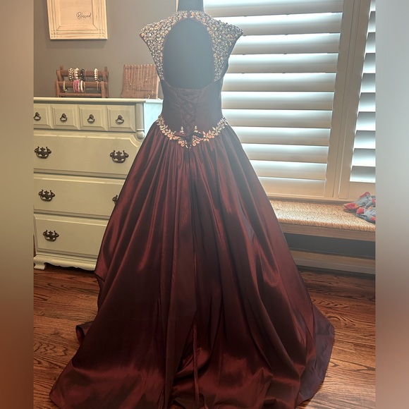 Unique Fashion formal dress
👗OFFERS WELCOME
CLOSET CLEAN OUT❤️ - Picture 6 of 10